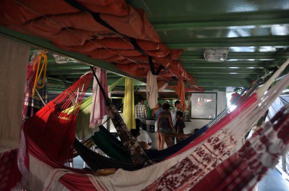 O bar atrás das redes, no Luiz Afonso. Adivinha quem está lá?